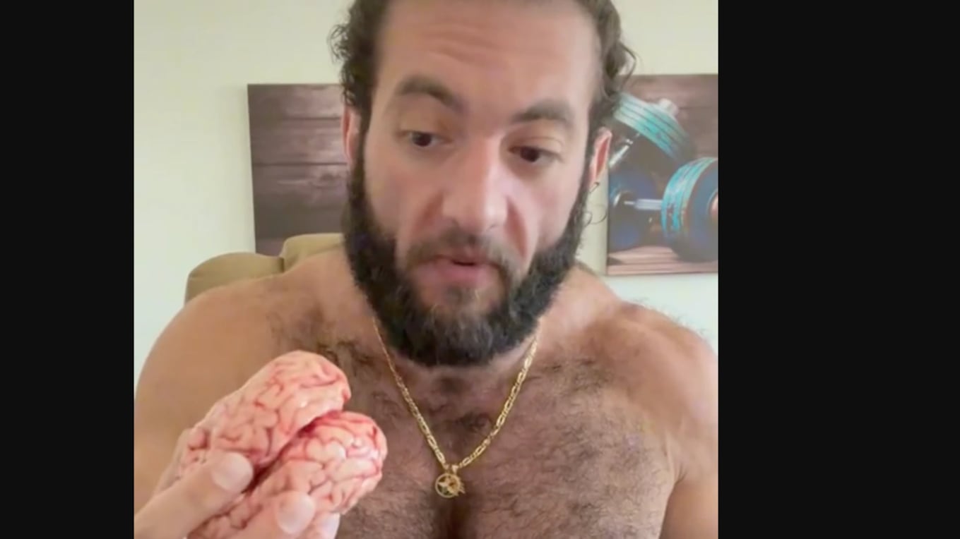 Cerebro crudo: Influencer revela detalles de su insólita dieta