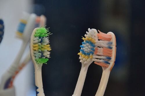 Mejor no pecar de higiénicos: alertan del peligro de lavarse los dientes antes y después de la intimidad