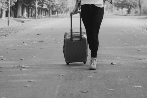 Horror en Nueva Zelanda: hallan a una niña de 2 años viva dentro de una maleta en un autobús