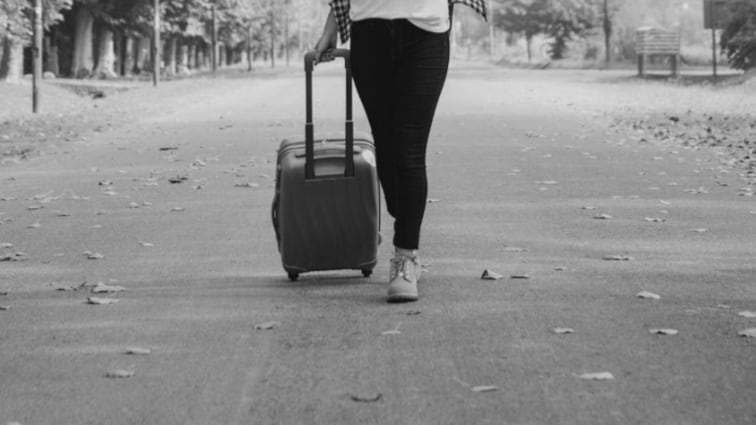 Horror en Nueva Zelanda: hallan a una niña de 2 años viva dentro de una maleta en un autobús