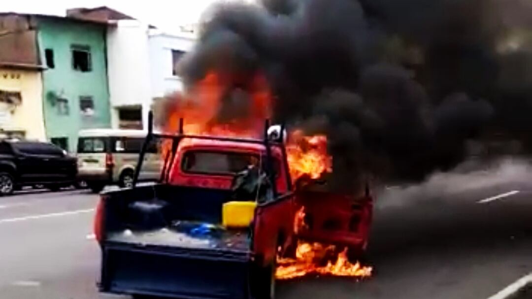 La camioneta marca Datsun ardió en plena calle.
