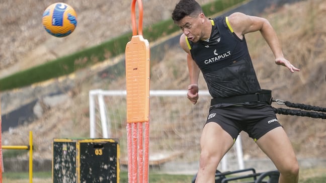 El defensa uruguayo Carlos Rodríguez entrena antes de irse con Barcelona hacia los Estados Unidos.