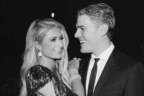 Paris Hilton presume el tatuaje que su novio se hizo ‘por amor’