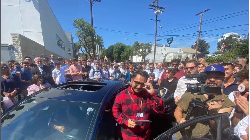 Estudiantes regalan un auto a su profesor porque tardaba cuatro horas en llegar a la escuela en scooter y bus