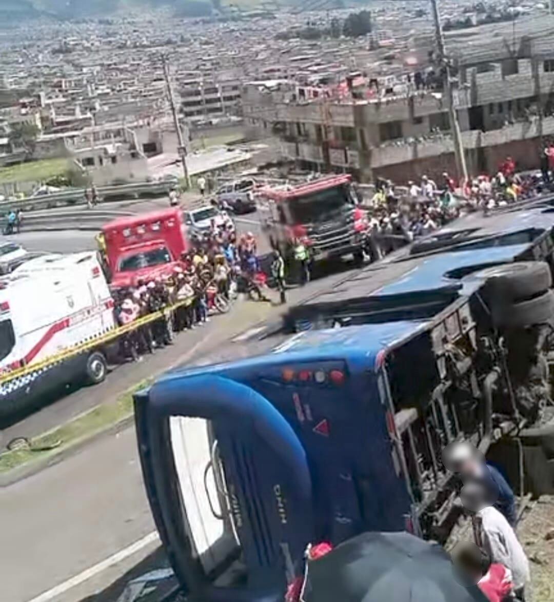 AMT presentará denuncia penal tras volcamiento de bus que dejó un niño fallecido en Quito