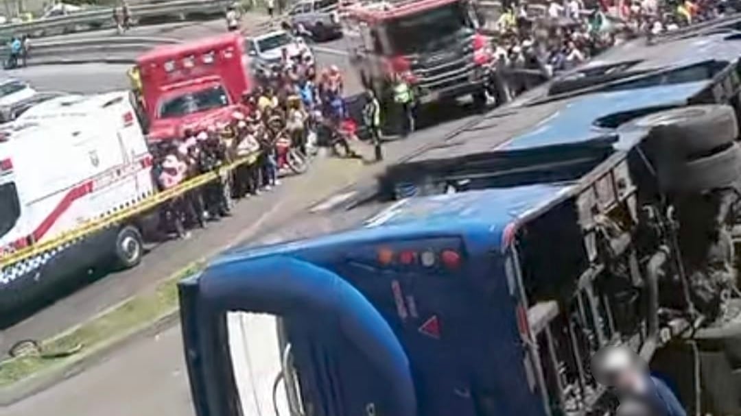 Volcamiento de bus en Caupicho
