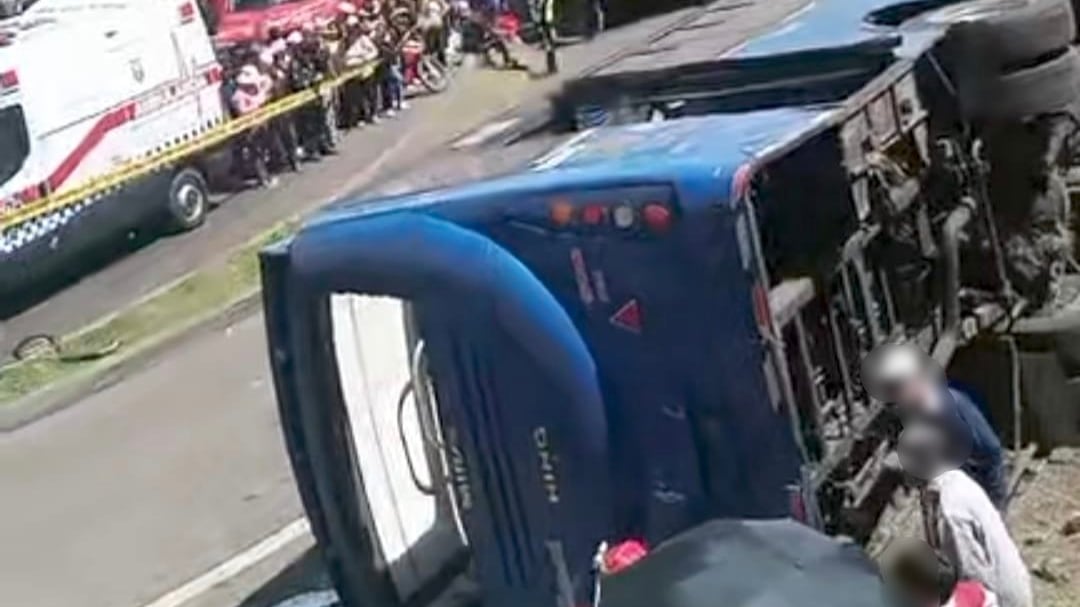 Volcamiento de bus en Caupicho