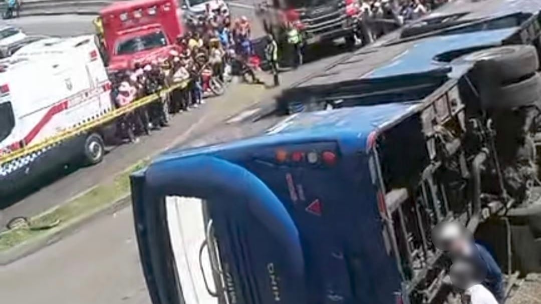 Volcamiento de bus en Caupicho