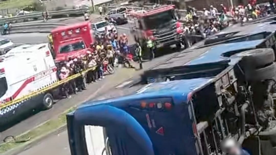 Volcamiento de bus en Caupicho