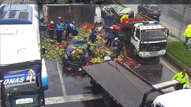 Machachi: 13 vehículos involucrados en accidente que dejó una mujer fallecida