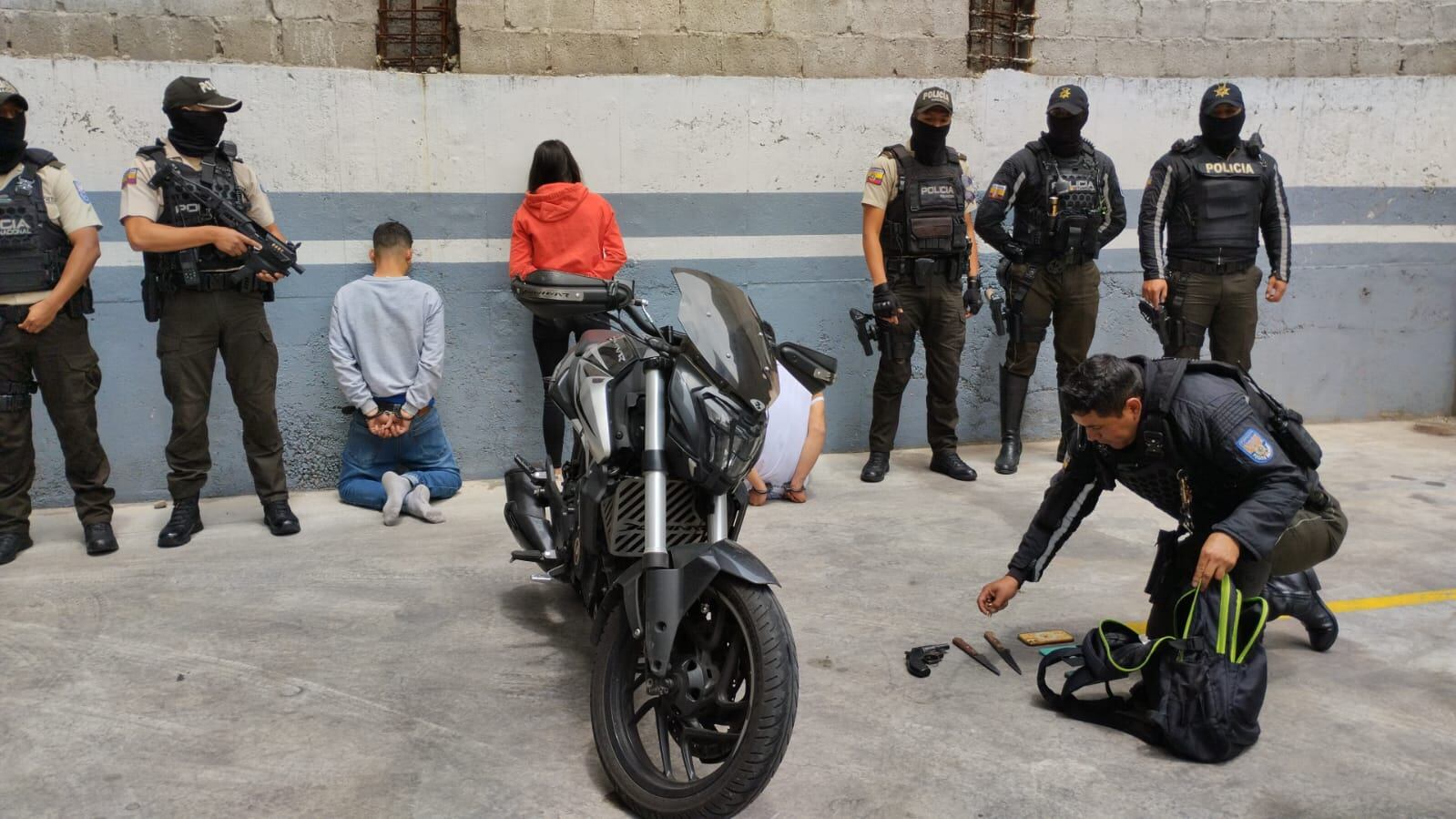 Así fue cómo robaron a mano armada a una mujer en el norte de Quito.