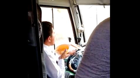 Conductor come mientras maneja