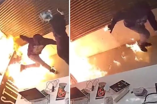Ladrones roban e incendian una tienda y terminan envueltos en llamas (VIDEO)