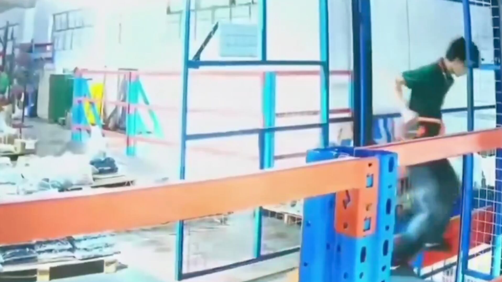 ¡Impactante video! Trabajador cae por mirar el celular y no ver que el elevador no estaba - Fuente: Video de X