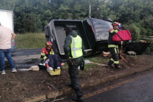 Fuerte congestión vehicular en la Av. Simón Bolívar por volcamiento de una camioneta