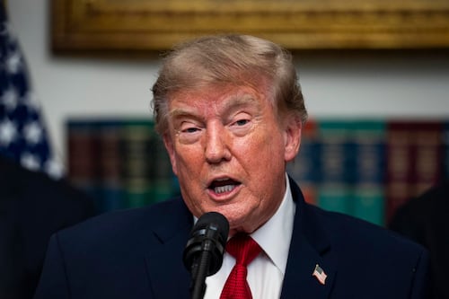 Trump anuncia acuerdo petrolero con Venezuela que dice que duplicará las reservas de EEUU
