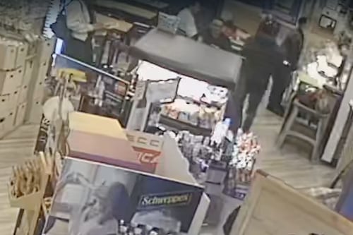 Delincuentes vuelven a atacar en gasolinera del norte de Quito: robaron reloj de lujo y dispararon durante el asalto (VIDEO)