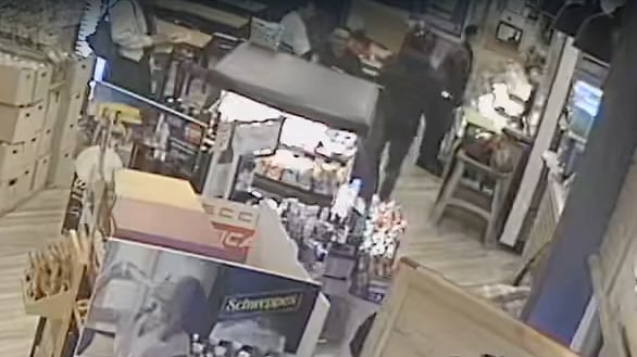 Delincuentes vuelven a atacar en gasolinera del norte de Quito: robaron reloj de lujo y dispararon durante el asalto (VIDEO). Foto: Cortesía