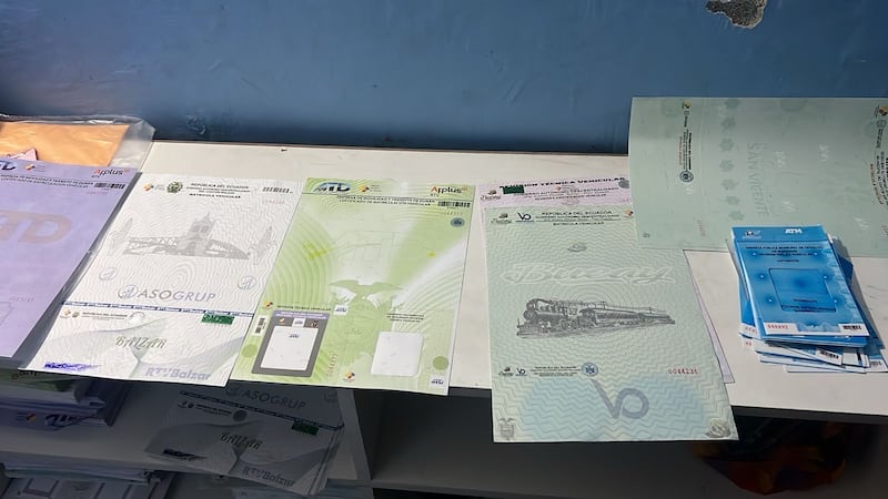 Agentes policiales hallaron miles de especies de tránsito falsificadas durante un operativo en Durán, Guayas.