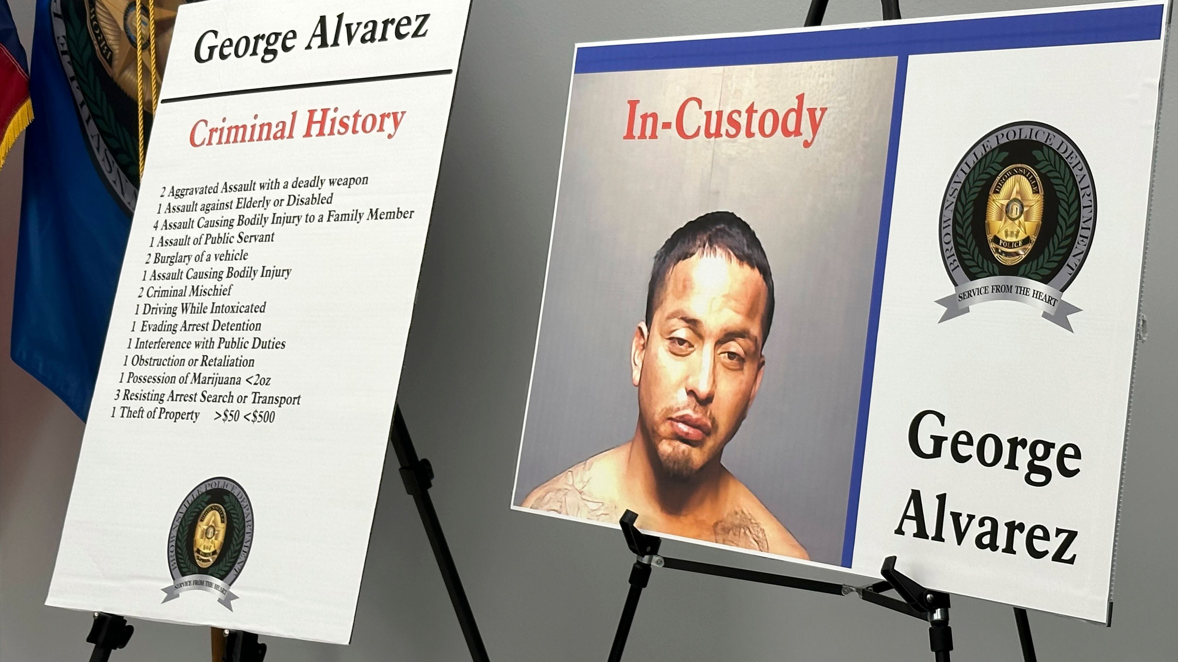 Carteles sobre el stand de George Alvarez durante una conferencia de prensa el lunes 8 de mayo de 2023 en Brownsville