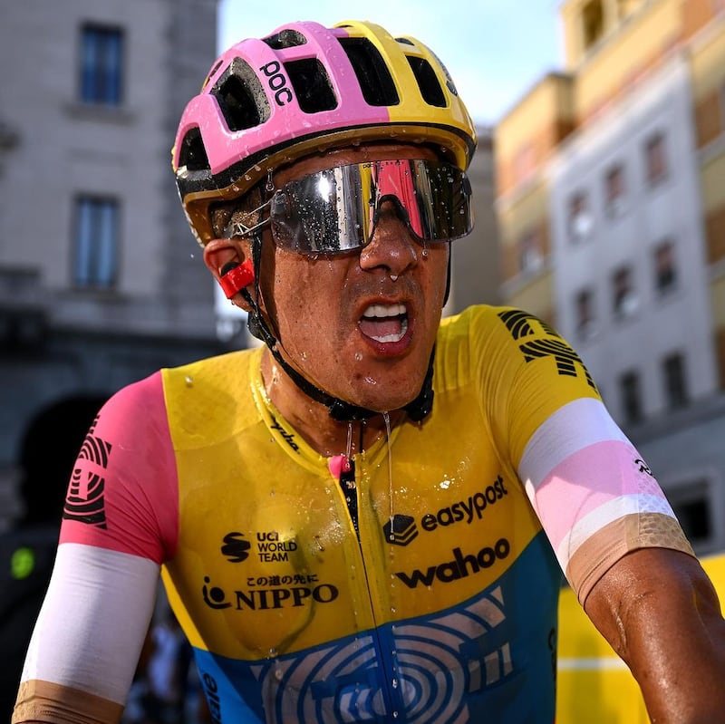 Richard Carapaz consigue un podio previo al Giro de Lombardía
