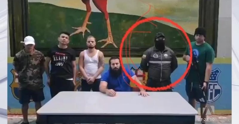 Policía en el video de alias Fito