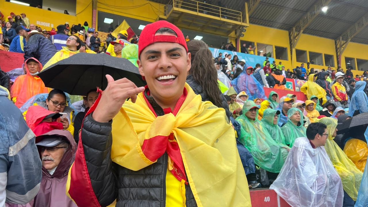 ¡Hasta con bandera! Kike Jav fue a apoyar al Aucas ¿quién lo acompañó?