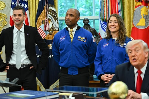 Trump se burló del jefe de la NASA al hacer alusión a sus orejas