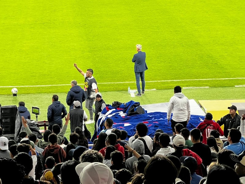 Hinchas de Liga pidieron la salida de Tiago Nunes tras caída ante Barcelona