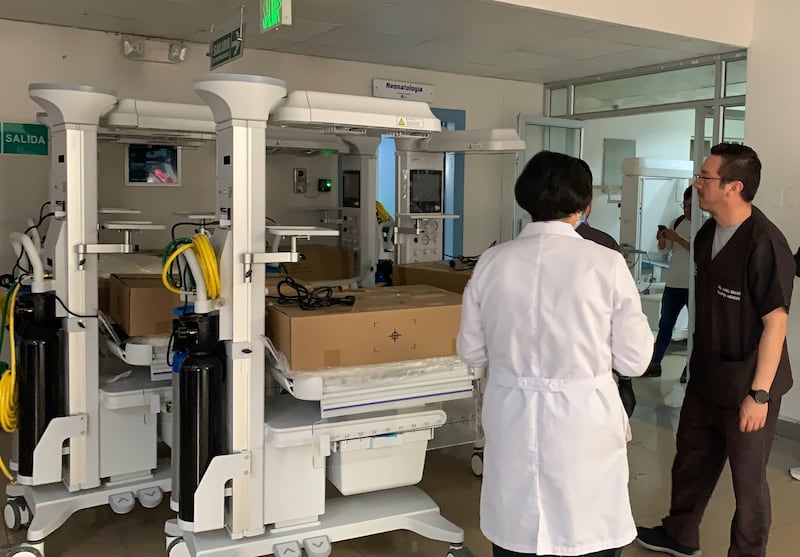 El Hospital Vicente Corral Moscoso incorporó seis nuevas cunas de calor radiante.