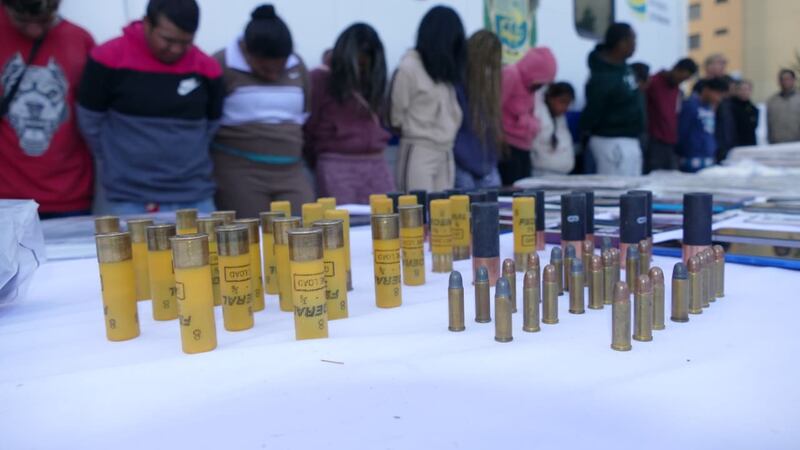 Golpe a Los Lobos y Los Choneros en Quito: 33 detenidos, armas y drogas incautadas en el Comité, La Bota y El Mirador. Foto: Policía Nacional