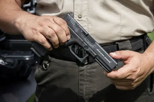 Policía habría manipulado su arma de manera involuntaria, lo que provocó un disparo contra una aspirante: fue procesado