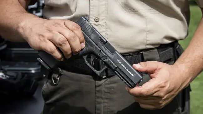 Policía habría manipulado su arma de manera involuntaria, lo que provocó un disparo contra un aspirante: fue procesado