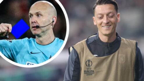 Mesut Özil sobre la tarjeta azul