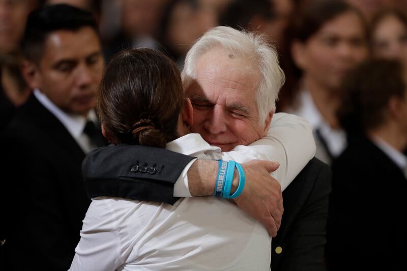 La esposa del fallecido senador y precandidato presidencial Miguel Uribe Turbay, Claudia Tarazona, se abraza con el padre de Miguel, Miguel Uribe, en una misa este miércoles, en la catedral Primada en Bogotá (Colombia) Uribe Turbay falleció el lunes, dos meses después de un atentado en su contra. EFE/Carlos Ortega