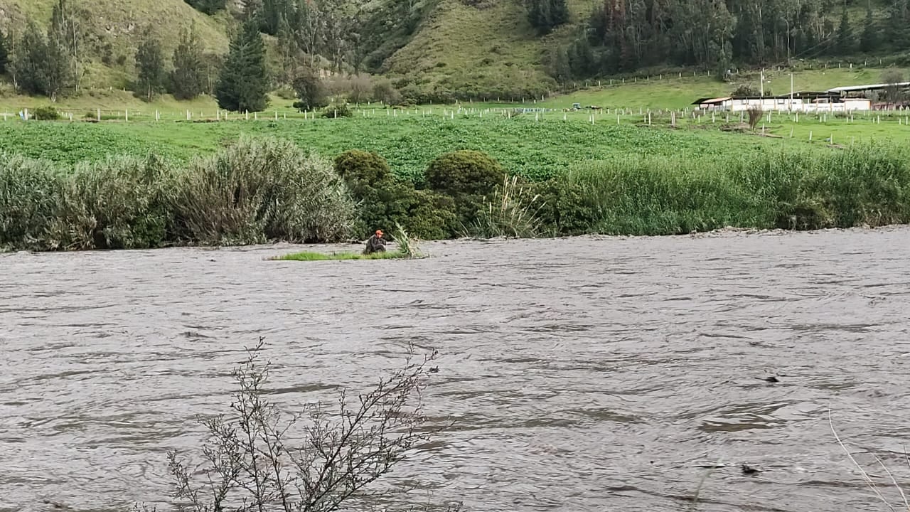 Adolescente atrapado en el río Chambo