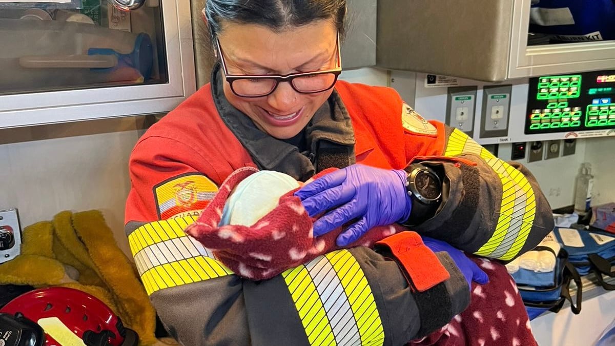 Mujer dio a luz en una calle de Solanda con ayuda de los bomberos de Quito
