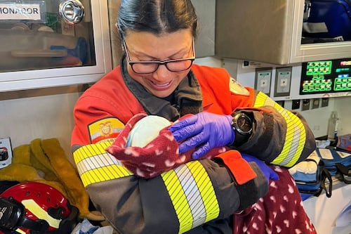 Mujer dio a luz en una calle de Solanda con ayuda de los bomberos de Quito