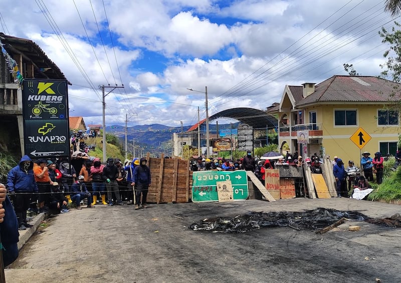 La vía Cuenca–Loja sigue cerrada ante el paro del pueblo Saraguro.