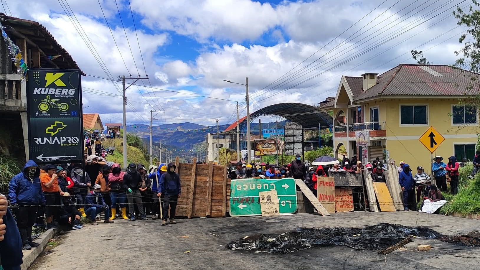 La vía Cuenca–Loja sigue cerrada ante el paro del pueblo Saraguro.