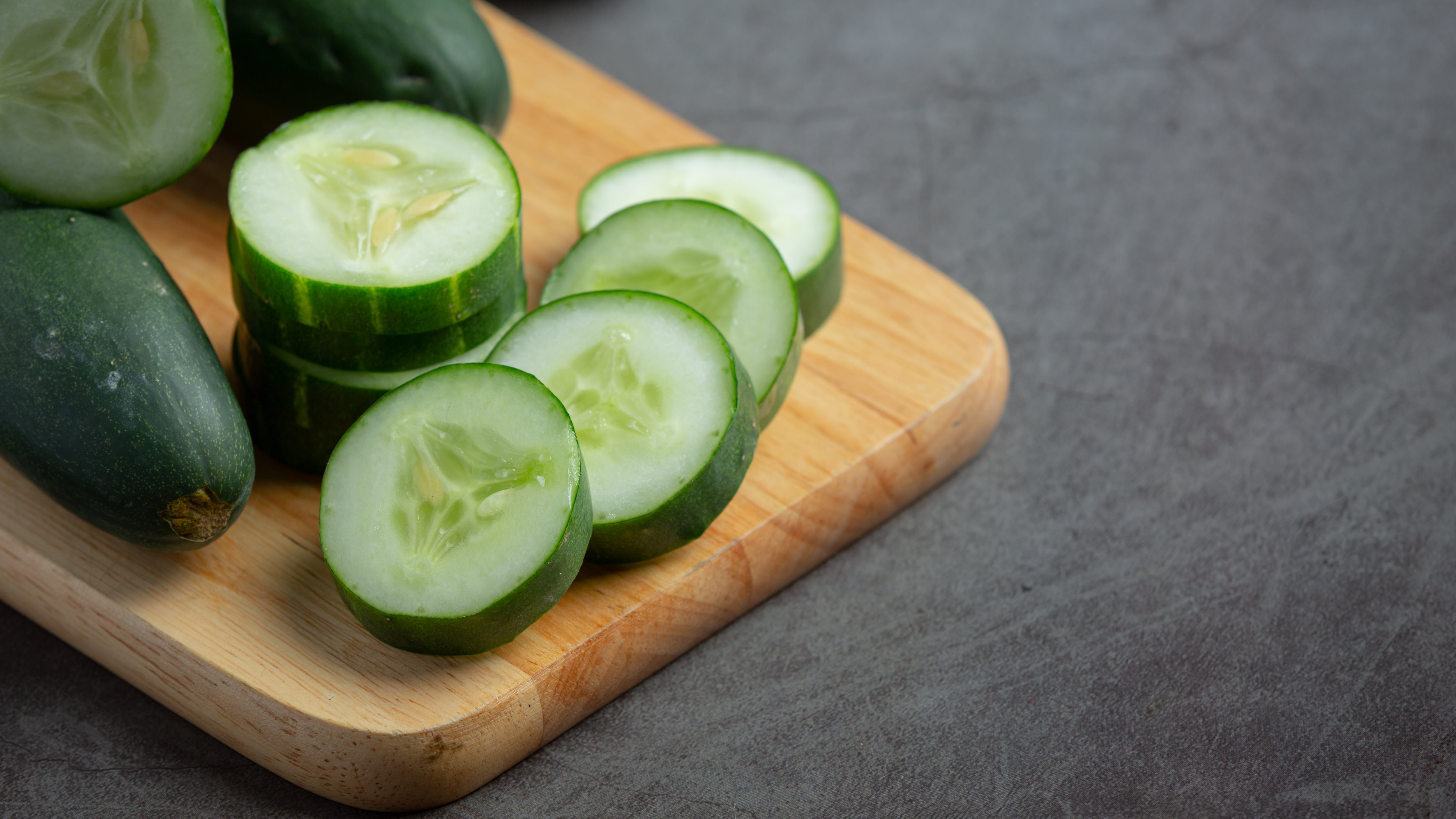 Las propiedades del pepino favorecen la pérdida de peso, ayudan a mantener el organismo hidratado y mejoran el funcionamiento intestinal. Foto: Freepik.