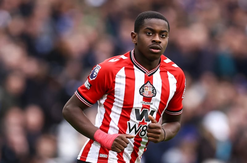 Noah Sadiki con la camiseta del Sunderland