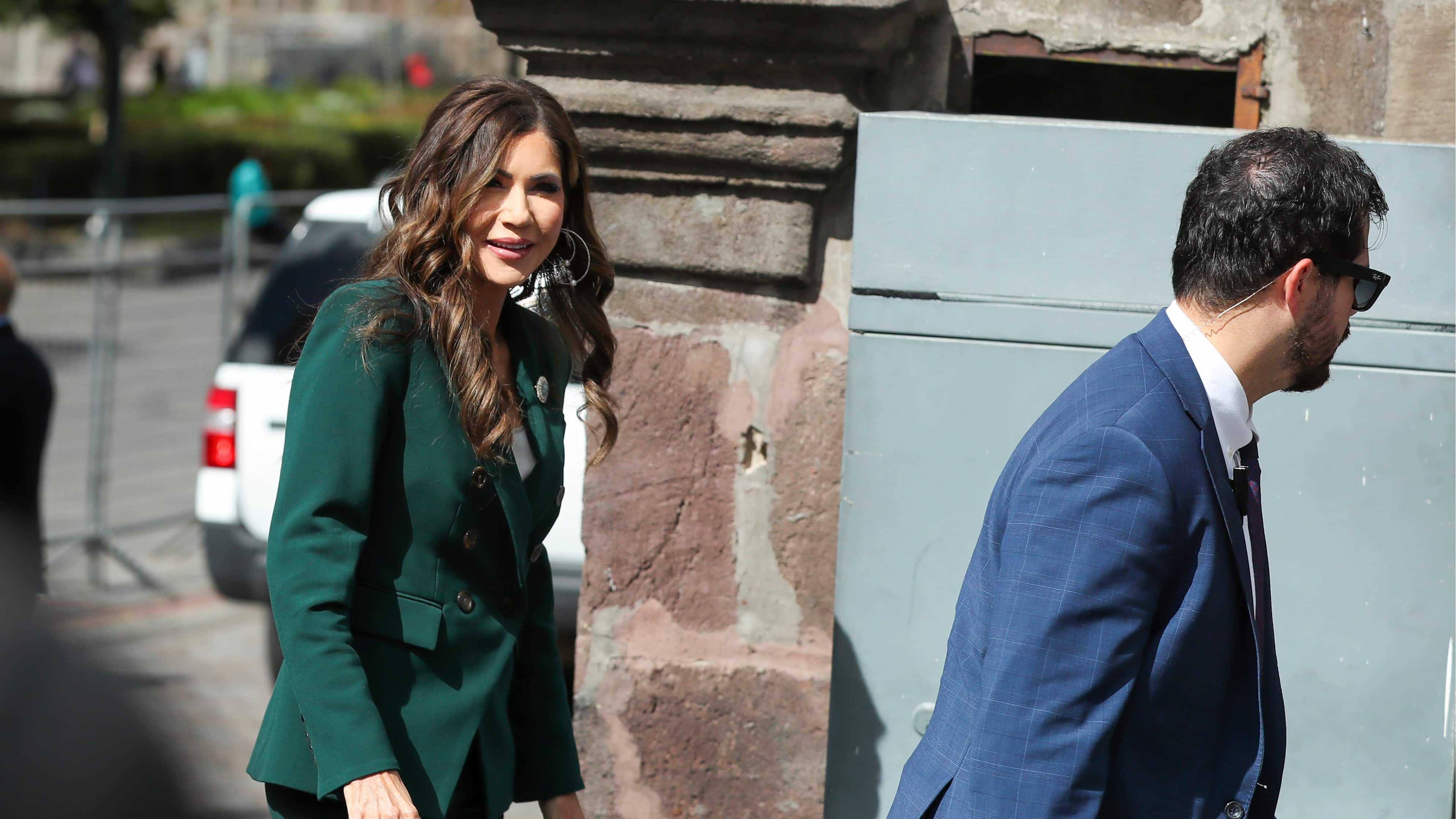 La secretaria de Seguridad Nacional de Estados Unidos, Kristi Noem (i), llega al Palacio de Carondelet este jueves, en Quito (Ecuador). El presidente de Ecuador, Daniel Noboa, y la canciller, Gabriela Sommerfeld, se reunirán con Noem, quien visitará al equipo de Seguridad Conjunta de Aduanas y Protección Fronteriza en el aeropuerto de Quito. EFE/ José Jácome