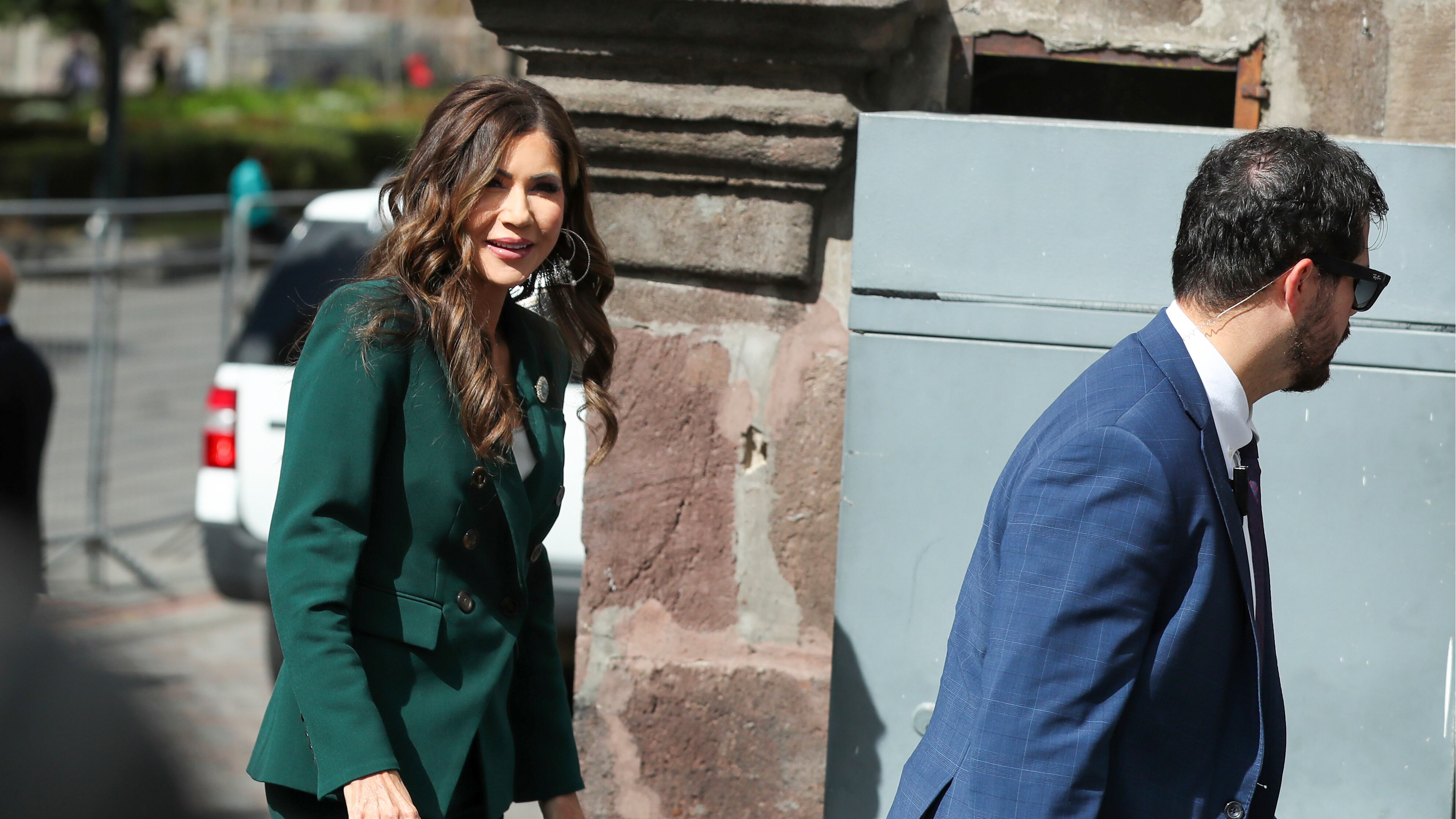 La secretaria de Seguridad Nacional de Estados Unidos, Kristi Noem (i), llega al Palacio de Carondelet este jueves, en Quito (Ecuador). El presidente de Ecuador, Daniel Noboa, y la canciller, Gabriela Sommerfeld, se reunirán con Noem, quien visitará al equipo de Seguridad Conjunta de Aduanas y Protección Fronteriza en el aeropuerto de Quito. EFE/ José Jácome