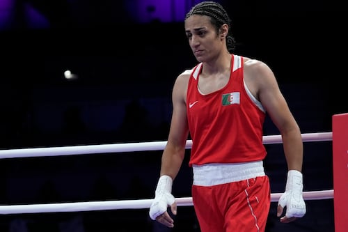 Imane Khelif rompe en llanto tras avanzar a semifinales de París 2024