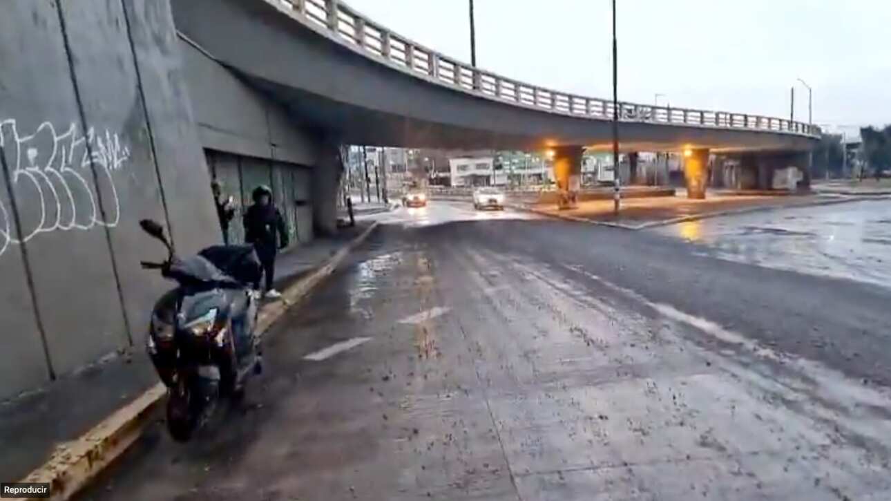 Accidentes de tránsito, calle cerrada y tráfico vehicular por la lluvia en Quito