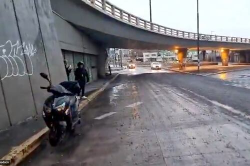 Accidentes de tránsito, calle cerrada y tráfico vehicular por la lluvia en Quito
