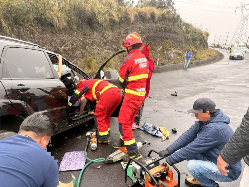 Un fallecido tras choque entre camión y auto en la vía Papallacta