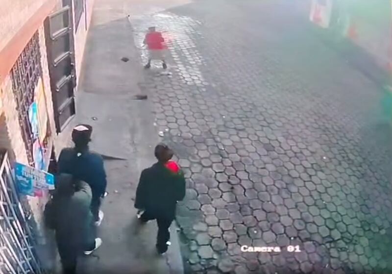 VIDEO: Ladrones se aprovechan de una anciana de 90 años y roban pertenencias de su casa en el sur de Quito