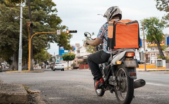 Utilizaba la fachada de “delivery” para transportar droga en Quito: fue sentenciado junto con otro sujeto